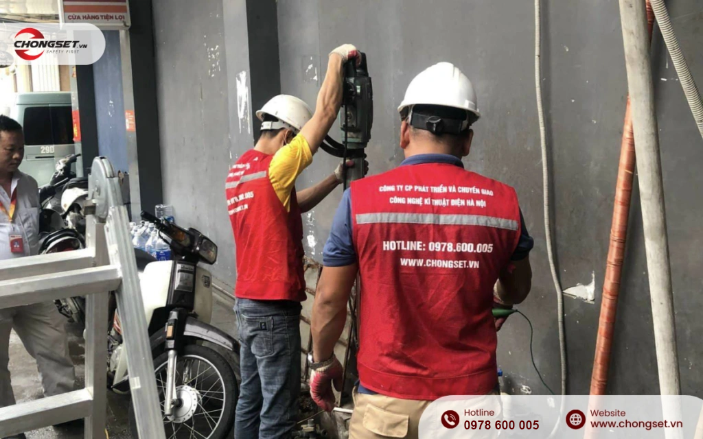 Kỹ thuật viên Chống sét VN thực hiện bước đóng cọc tiếp địa trong chống sét.