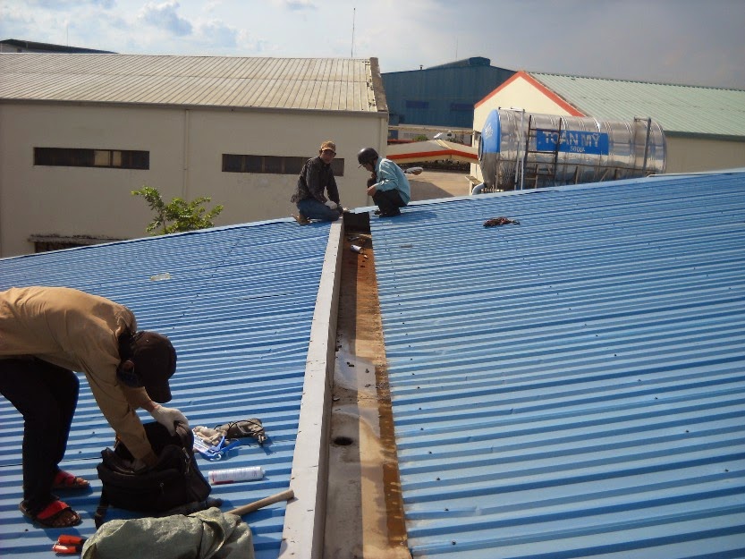 Đo đạc chiều cao của công trình để lắp đặt kim chống sét chính xác.