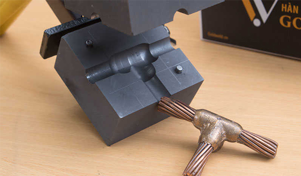 Khuôn hàn hóa nhiệt là thiết bị vô cùng quan trọng giúp điều hướng dòng kim loại nóng chảy.