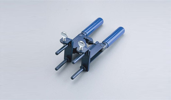 Kẹp khuôn hàn hóa nhiệt có tác dụng giữ cố định khuôn chắc chắn, giữ dòng kim loại nóng chảy trong khuôn.