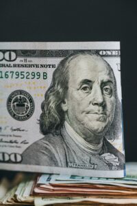 Lịch sử chống sét ghi nhận Benjamin Franklin là người đầu tiên phát minh ra cột thu lôi